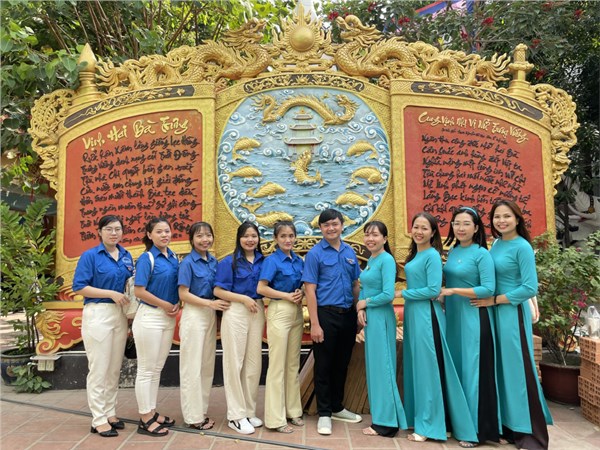 Trường Mầm non 27 đến thăm Nhà Truyền Thống và dâng hương Đền thờ Hai Ba Trưng